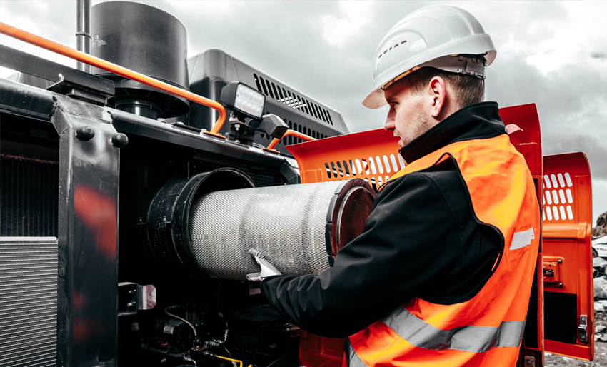 iş makinesi yağ ve hava filtresi değişimi